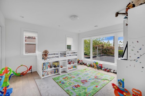 440 Queens Road W, North Vancouver, BC 