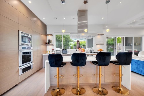 440 Queens Road W, North Vancouver, BC 