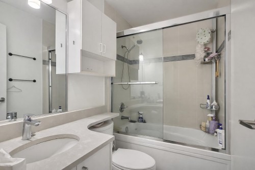 6878 Arlington Street, Vancouver, BC - Indoor Photo Showing Bathroom