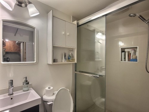 6878 Arlington Street, Vancouver, BC - Indoor Photo Showing Bathroom