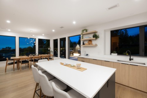 255 Sandringham Crescent, North Vancouver, BC 