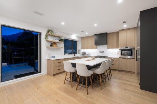 255 Sandringham Crescent, North Vancouver, BC 
