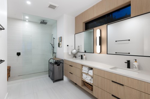 255 Sandringham Crescent, North Vancouver, BC 