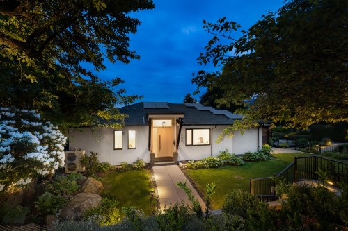 255 Sandringham Crescent, North Vancouver, BC 
