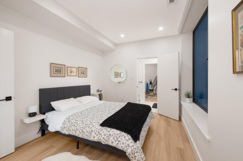 255 Sandringham Crescent, North Vancouver, BC 