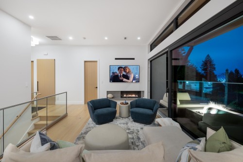 255 Sandringham Crescent, North Vancouver, BC 