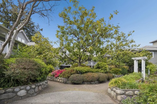 207-1518 Bowser Avenue, North Vancouver, BC 