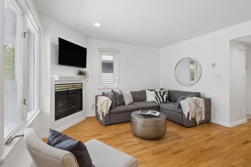 207-1518 Bowser Avenue, North Vancouver, BC 