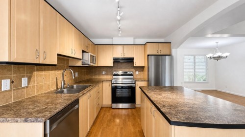 35-2351 Parkway Boulevard, Coquitlam, BC - Indoor Photo Showing Kitchen With Double Sink