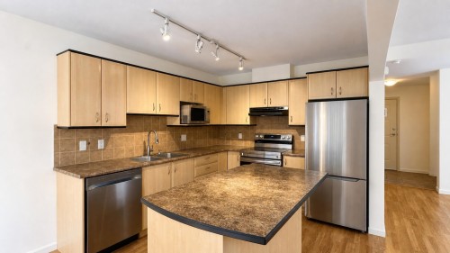 35-2351 Parkway Boulevard, Coquitlam, BC - Indoor Photo Showing Kitchen With Double Sink