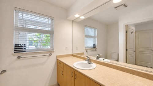 35-2351 Parkway Boulevard, Coquitlam, BC - Indoor Photo Showing Bathroom