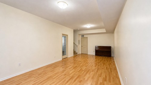 35-2351 Parkway Boulevard, Coquitlam, BC - Indoor Photo Showing Other Room