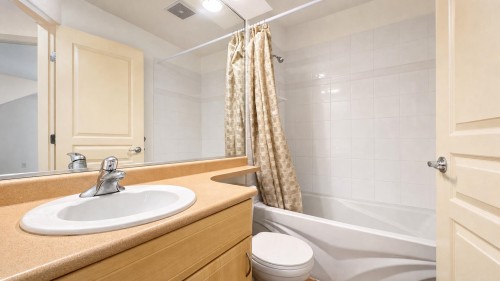 35-2351 Parkway Boulevard, Coquitlam, BC - Indoor Photo Showing Bathroom