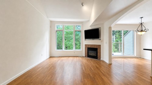 35-2351 Parkway Boulevard, Coquitlam, BC - Indoor Photo Showing Living Room With Fireplace