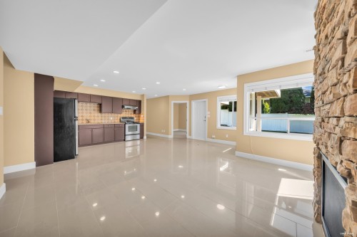 1499 Johnson Street, Coquitlam, BC - Indoor Photo Showing Kitchen