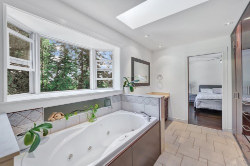 425 Tempe Crescent, North Vancouver, BC - Indoor Photo Showing Bathroom
