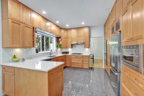 425 Tempe Crescent, North Vancouver, BC - Indoor Photo Showing Kitchen With Double Sink