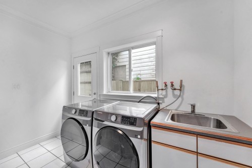 425 Tempe Crescent, North Vancouver, BC - Indoor Photo Showing Laundry Room