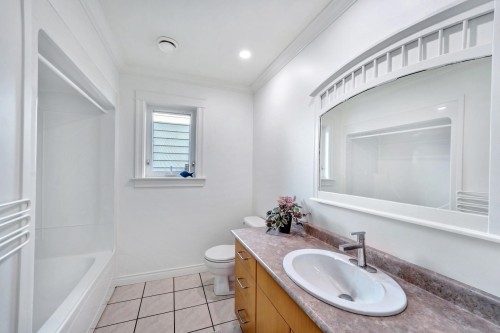 425 Tempe Crescent, North Vancouver, BC - Indoor Photo Showing Bathroom