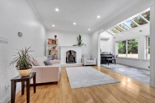 425 Tempe Crescent, North Vancouver, BC - Indoor Photo Showing Living Room With Fireplace
