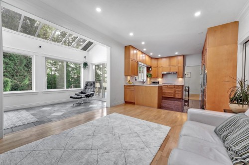 425 Tempe Crescent, North Vancouver, BC - Indoor Photo Showing Living Room