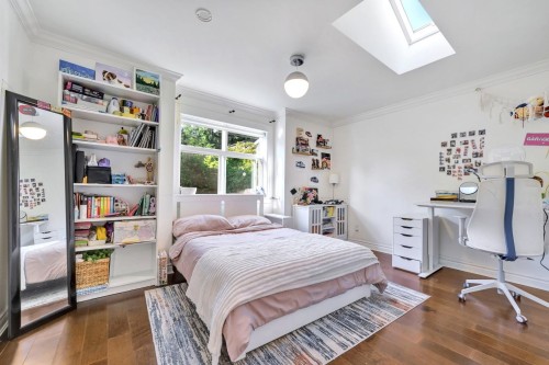 425 Tempe Crescent, North Vancouver, BC - Indoor Photo Showing Bedroom