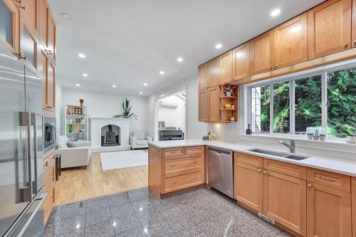 425 Tempe Crescent, North Vancouver, BC - Indoor Photo Showing Kitchen With Double Sink