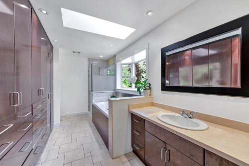 425 Tempe Crescent, North Vancouver, BC - Indoor Photo Showing Bathroom