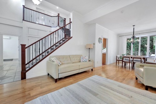 425 Tempe Crescent, North Vancouver, BC - Indoor Photo Showing Living Room