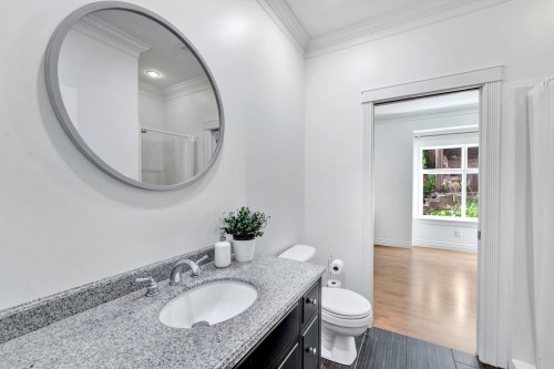 425 Tempe Crescent, North Vancouver, BC - Indoor Photo Showing Bathroom
