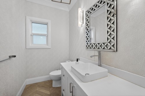 824 Chestnut Street, New Westminster, BC - Indoor Photo Showing Bathroom