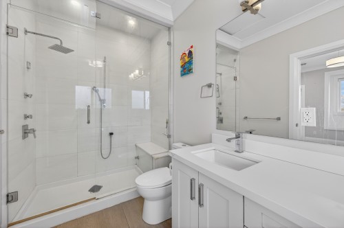 824 Chestnut Street, New Westminster, BC - Indoor Photo Showing Bathroom