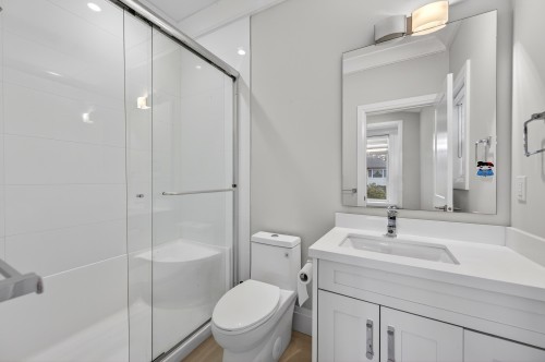 824 Chestnut Street, New Westminster, BC - Indoor Photo Showing Bathroom