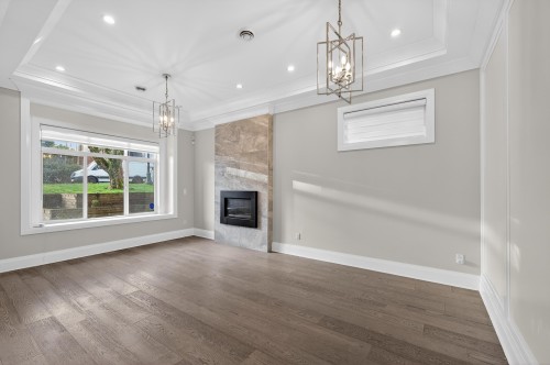 824 Chestnut Street, New Westminster, BC - Indoor Photo Showing Living Room With Fireplace