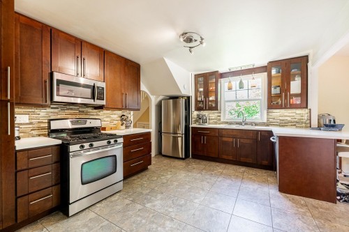 264 Queens Road W, North Vancouver, BC - Indoor Photo Showing Kitchen