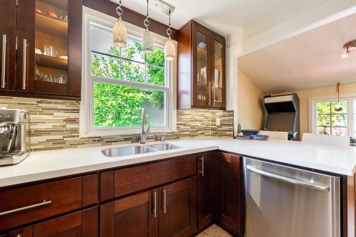 264 Queens Road W, North Vancouver, BC - Indoor Photo Showing Kitchen With Double Sink