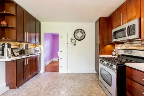 264 Queens Road W, North Vancouver, BC - Indoor Photo Showing Kitchen