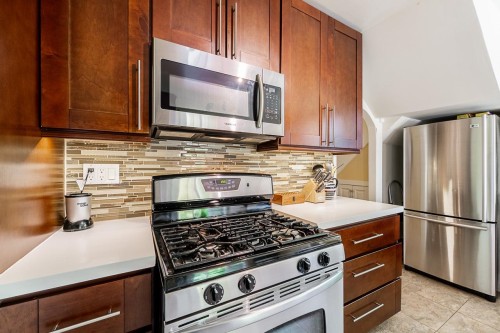 264 Queens Road W, North Vancouver, BC - Indoor Photo Showing Kitchen