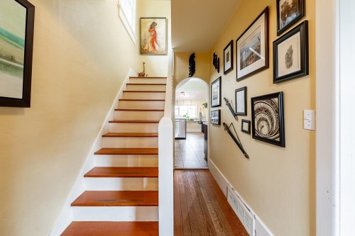 264 Queens Road W, North Vancouver, BC - Indoor Photo Showing Other Room
