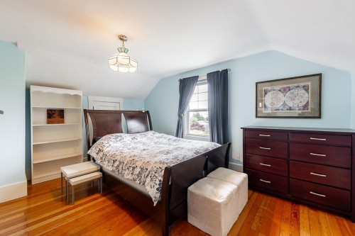 264 Queens Road W, North Vancouver, BC - Indoor Photo Showing Bedroom