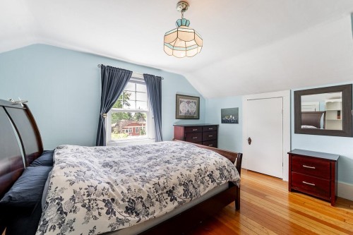 264 Queens Road W, North Vancouver, BC - Indoor Photo Showing Bedroom