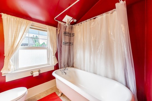 264 Queens Road W, North Vancouver, BC - Indoor Photo Showing Bathroom