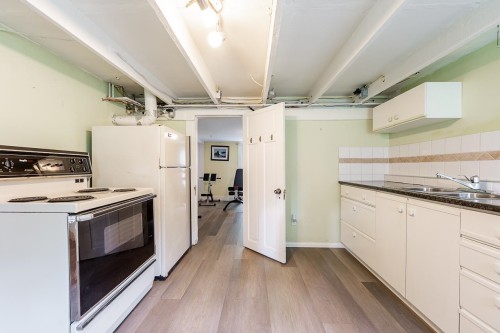 264 Queens Road W, North Vancouver, BC - Indoor Photo Showing Kitchen With Double Sink