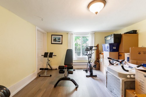 264 Queens Road W, North Vancouver, BC - Indoor Photo Showing Bedroom