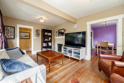264 Queens Road W, North Vancouver, BC - Indoor Photo Showing Living Room