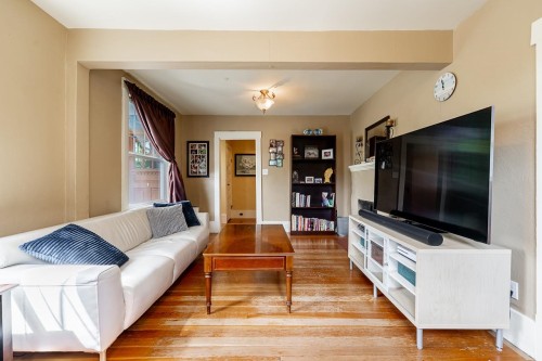 264 Queens Road W, North Vancouver, BC - Indoor Photo Showing Living Room