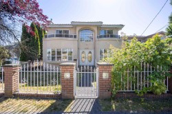 6818 Gilley Avenue Burnaby, BC V5J 4W7