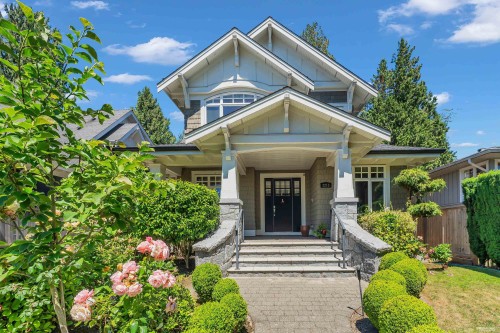 2213 Jefferson Avenue  West Vancouver, BC V7V 2A9