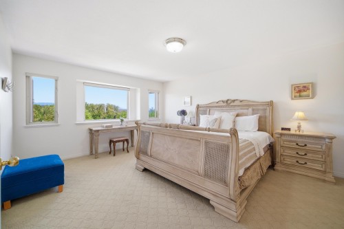 9113 Briar Road, Burnaby, BC - Indoor Photo Showing Bedroom