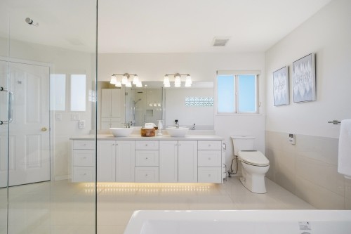 9113 Briar Road, Burnaby, BC - Indoor Photo Showing Bathroom